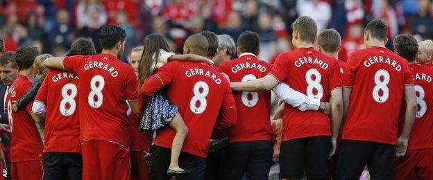 Liverpool players wear Gerrard T-shirts