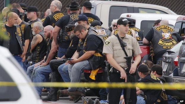 A group of motorcyclists with police in the parking lot of Twin Peaks, Waco. 17 May 2015