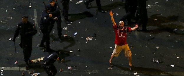 Benfica fans and riot police