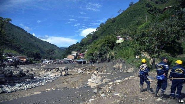 Firefighters remain at the area of a landslide in Salgar municipality on 18 May, 2015.