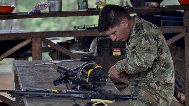 A Colombian soldier cleans his gun at La Union in April 2015