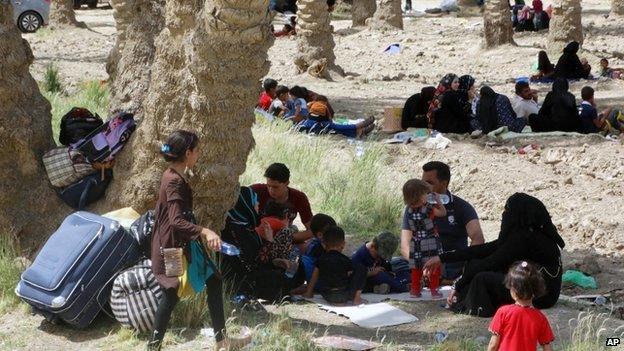 Displaced Iraqis from Ramadi wait in the open near the Bzebiz bridge, 65 km (40 miles) west of Baghdad, Iraq on 18 May 2015