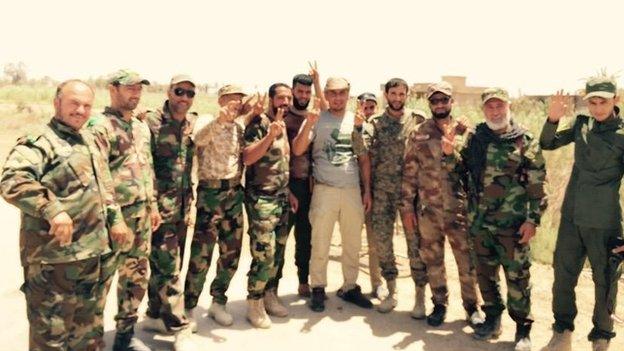 Shia militiamen outside Karma (19 May 2015)