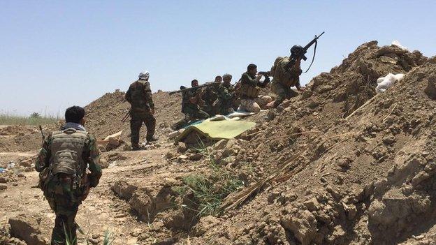 Shia militiamen and government troops on the frontline at Karma (19 May 2015)