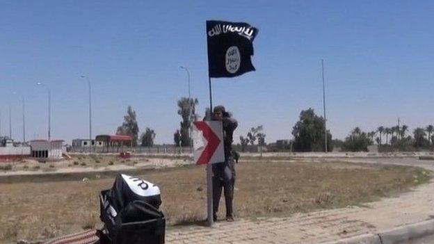 An image grab taken from a video uploaded on 18 May 2015 by Aamaq News Agency allegedly shows an IS flag in Ramadi