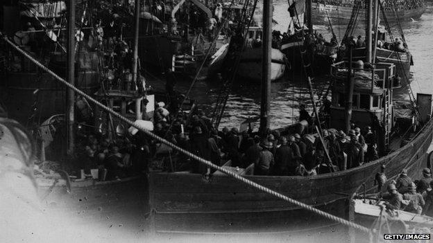 Boats carrying troops at Dunkirk in 1940