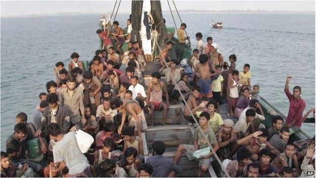 Migrants wait to be rescued off Aceh, Indonesia (20 May 2015)