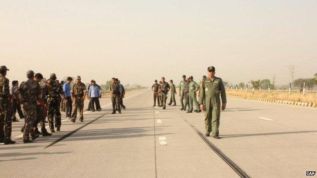 A Mirage 2000 fighter jet of the Indian air force landed on an expressway connecting the capital, Delhi with Agra on early on Thursday.