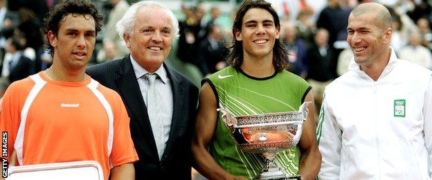 Rafael Nadal (2nd right) poses with the winner's trophy with runner up Mariano Puerta (left), Zinadine Zidane (right) and Christian Bime