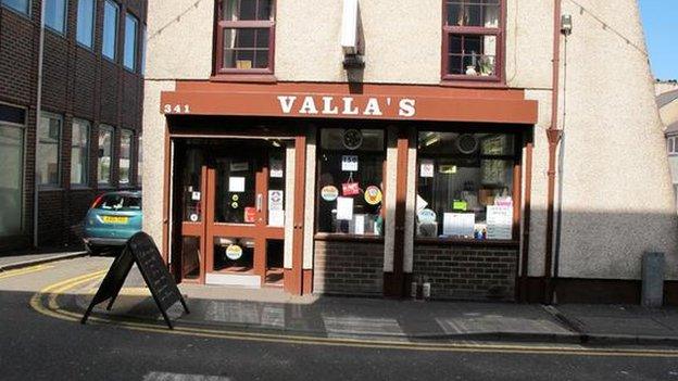 Caffi Valla's ym Mangor - Al Hughes