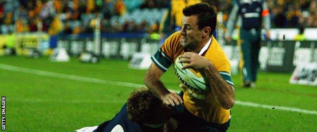 Joe Roff scores for Australia against Scotland