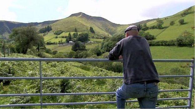 Mi gafodd Dewi Pws groeso cynnes yn y Llew Coch ac ardal Dina Mawddwy yn ystod ei gyfres 'Straeon Tafarn'