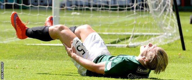 Hibernian striker Jason Cummings missed a few early chances before his late goal