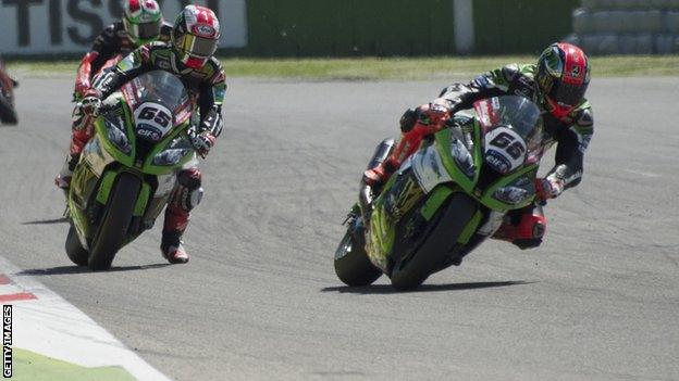 Jonathan Rea (left) and Tom Sykes