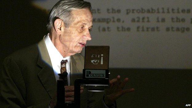 l Laureate John Nash lectures on his Game Theory at Hong Kong University in this February 18, 2003, file photo