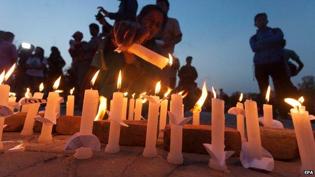 Local people take a part in candlelight vigil to mark one month after the earthquake in Bhrikutimandap, Kathmandu, Nepal (25 May 2015)
