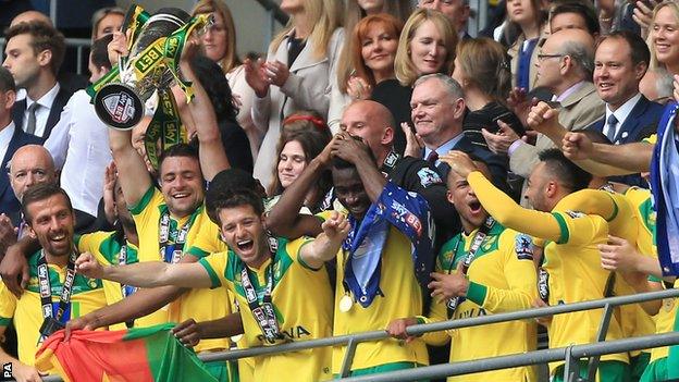 Norwich City lift trophy