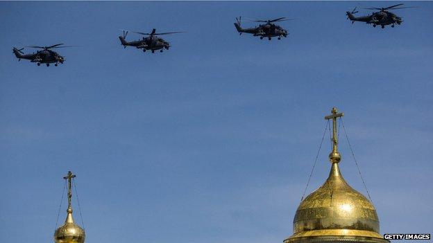 Military aircraft participate in a flyby during the final rehearsal ahead of celebrations to mark the 70th anniversary of the end of World War II in Moscow (7 May 2015)