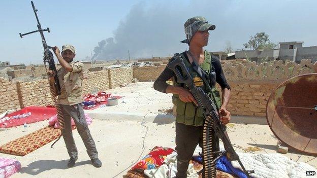 Shia militiamen on the outskirts of the Baiji oil refinery in Iraq (25 May 2015)