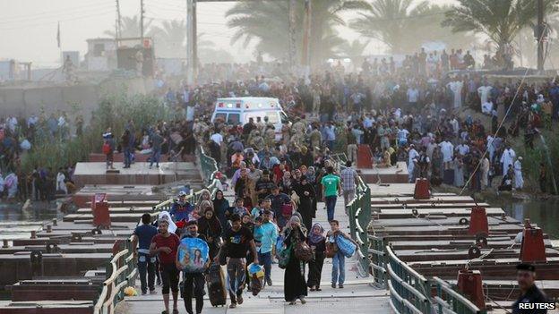 Displaced Iraqis from Anbar province cross a bridge over the River Euphrates and enter Baghdad province (20 May 2015)