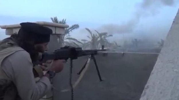 Islamic State fighter fires machine-gun at Iraqi government forces in eastern Ramadi