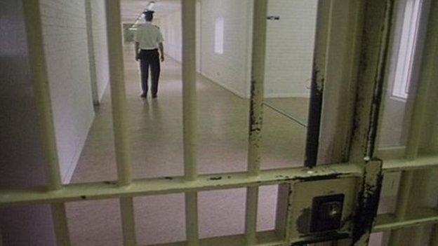 "Dio ddim werth o ia" Rhybudd Jason i unrhywun sy'n ffansio ei hun fel gangster