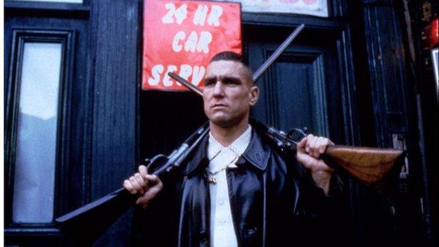 Mae ffilmiau fel 'Lock Stock and Two Smoking Barrels' gyda Vinny Jones wedi gwneud gangsters yn apelgar i rai