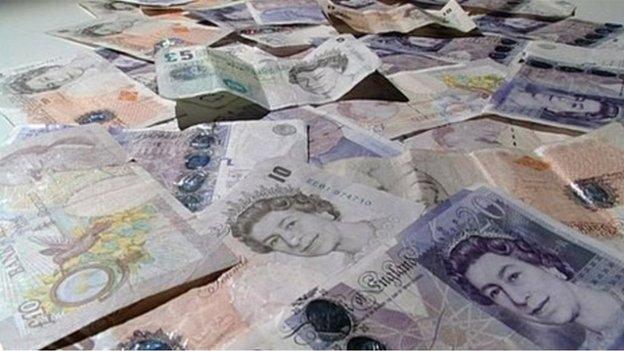 Ar un adeg roedd digon o arian parod gan Jason i brynnu ceir a motobeics yn y fan a'r lle