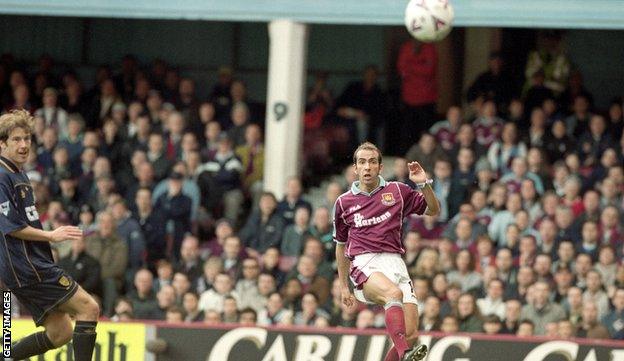 Paolo Di Canio playing for West Ham in 2000