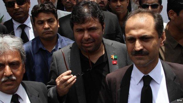 Shoaib Sheikh (centre)