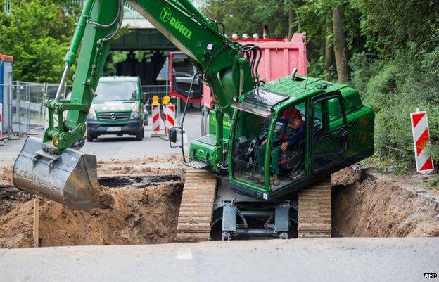 Excavator near Muelheim bridge