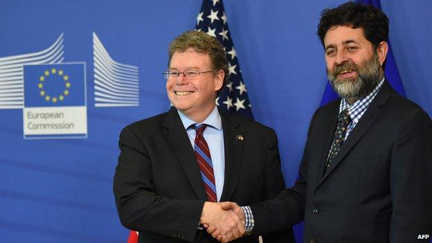 Negotiators Dan Mullaney of US (left) and Ignacio Garcia Bercero of EU Commission