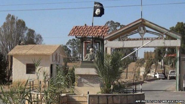 An image grab taken from an IS video published on 28 May 2015 allegedly shows the entrance of Tadmur's notorious prison.