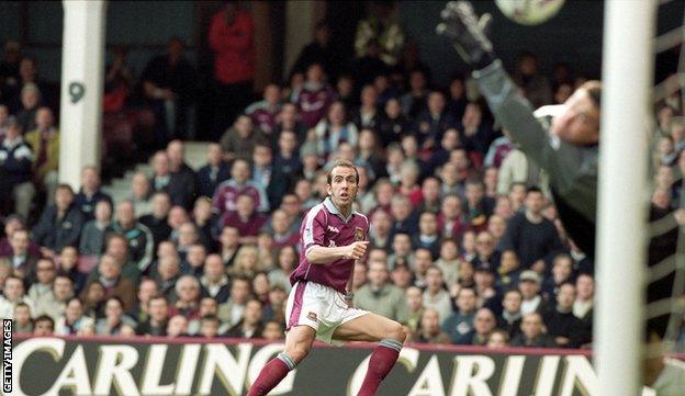 Paolo Di Canio playing for West Ham in 2000