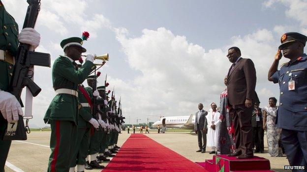 Namibia's President Hage Geingob receives guard of honour upon arrival at the airport in Abuja (28 May 2015)