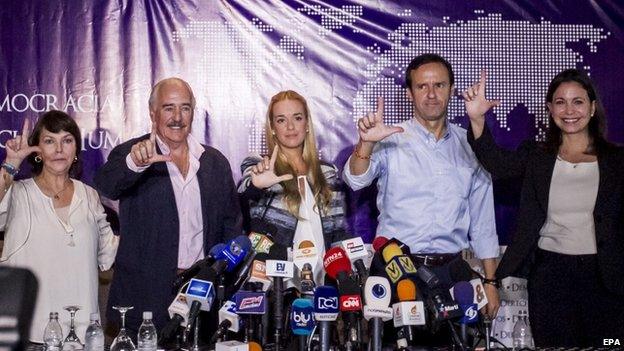 Wife of Caracas Mayor Antonio Ledezma, Mitzi Capriles, former Colombia President, Andres Pastrana, wife of Venezuelan opposition leader Leopoldo Lopez, Lilian Tintori, former President of Bolivia Jorge Quiroga, and Venezuelan politician Maria Corina Machado pose during a press conference in Caracas, Venezuela, 28 May 2015.