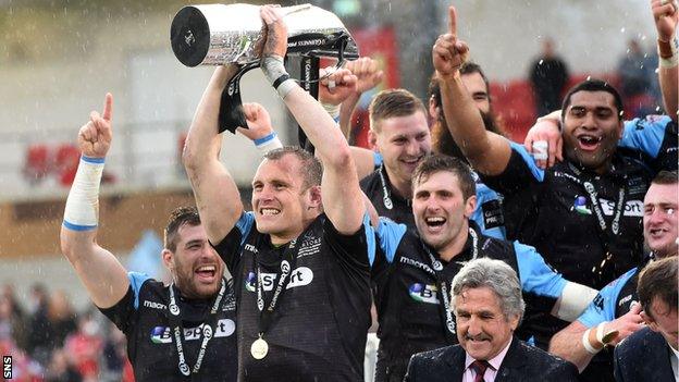 Al Kellock lifts the Pro12 trophy