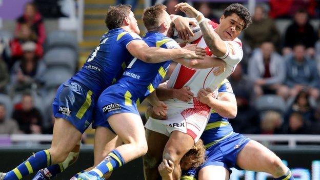 Warrington combine to stop St Helens forward Mose Masoe