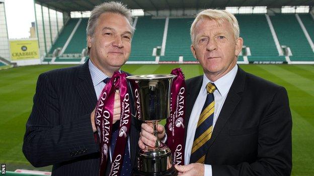 Scotland manager Gordon Strachan (right) will lead his team against Qatar at Easter Road