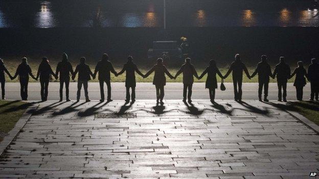People form a human chain to commemorating the 70th anniversary of the deadly allied bombing of Dresden