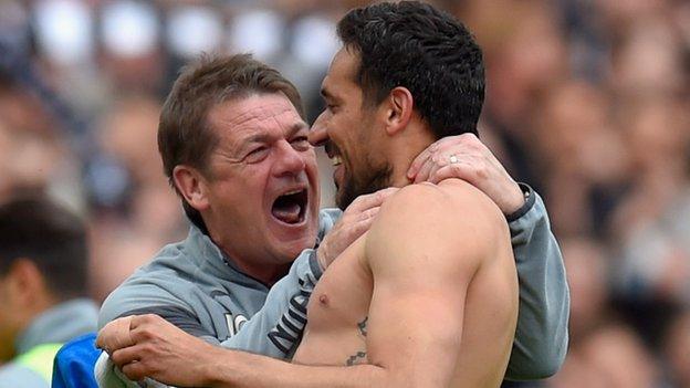 John Carver (left) and Jonas Gutierrez