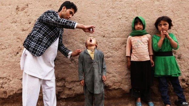 A health worker administers a polio vaccine to a child in Herat, Afghanistan (11 May 2015)