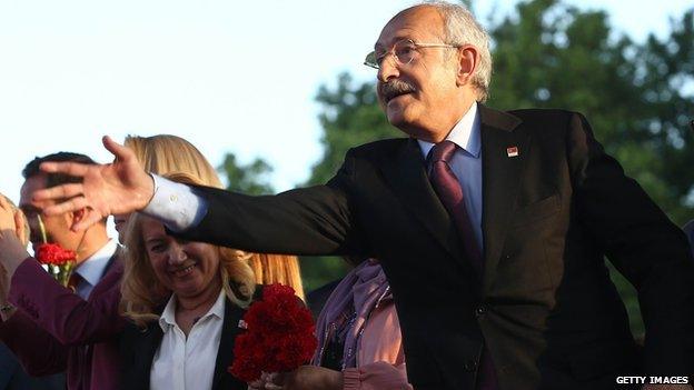 Leader of Turkey's main opposition Republican People's Party (CHP) Kemal Kilicdaroglu (R) gestures to supporters during an election rally in Ankara on May 31, 2015, ahead of June 7 legislative elections.