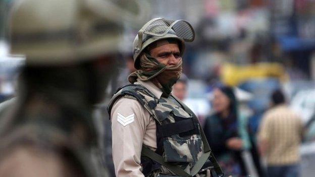 Indian paramilitary soldiers stand guard near a temporary barricade during a surprise search operation in Srinagar, the summer capital of Indian Kashmir, 03 June 2015.