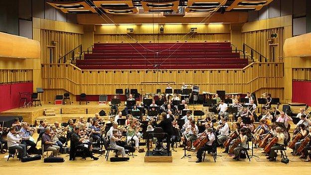 Y gerddorfa'n ymarfer ar gyfer y digwyddiad yn Neuadd Hoddinott