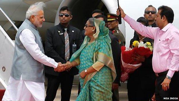 Indian Prime Minister Mahendra Modi (left) being greeted on his arrival in Dhaka by Bangladeshi Prime Minister Sheikh Hasina (06 June 2015)
