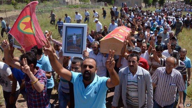 People carry the coffin of Ramazan Yildiz, one of the people killed in explosions on Friday, during his burial in Diyarbakir, Turkey (6 June 2015)