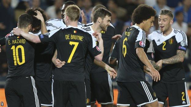 Belgium players celebrate Marouane Fellaini's goal against Israel