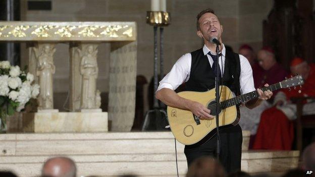 Chris Martin of the group Coldplay performs at Beau Biden's funeral (06 June 2015)