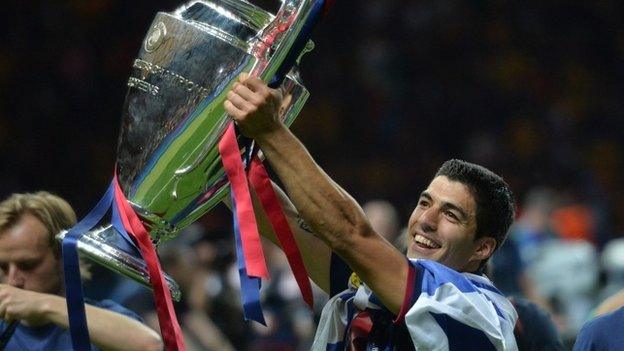 Luis Suarez lifts the UEFA Champions League trophy